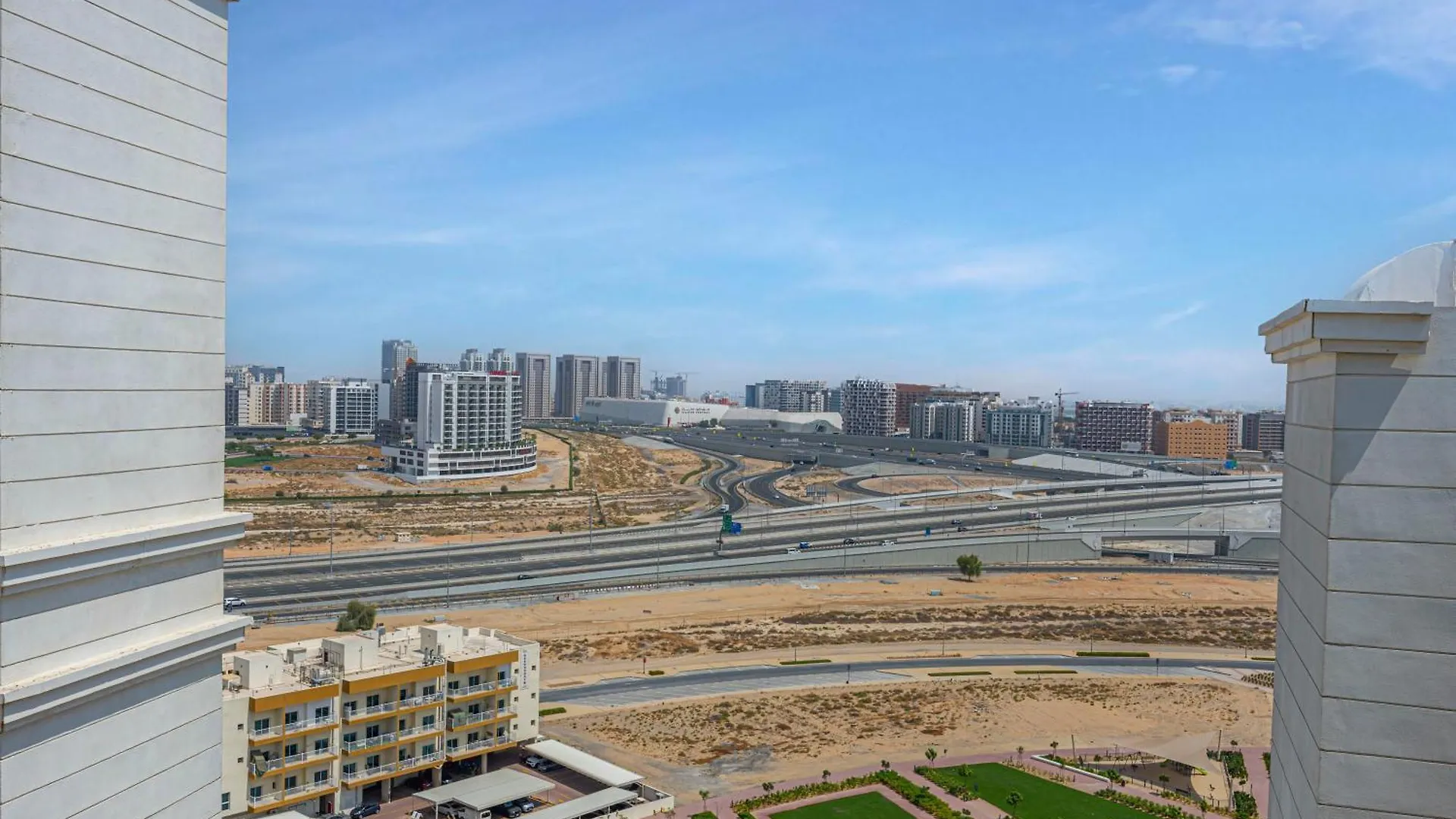 Cozy And Contemporary Studio In Dubailand Apartment